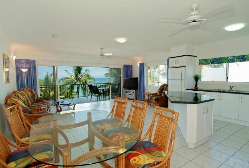 Beachfront Apartments On Trinity Beach Exterior foto